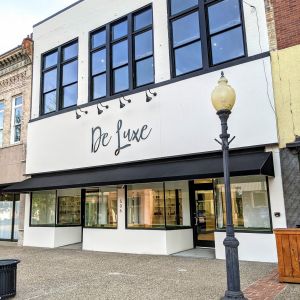 thumbnail image of De Luxe storefront