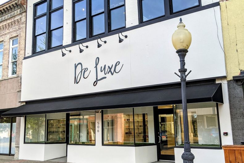 De Luxe storefront